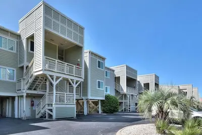 Image de Beautiful 3 Bedroom/2 Bath Oceanfront Condo-Pool-Sleeps 8