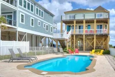 Image de Renovated Panoramic Ocean View Home | Sleeps 16 | Private Pool