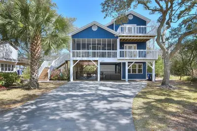 Image de 5br/2. 5ba Home - Only 1 block to the beach, Sleeps 12