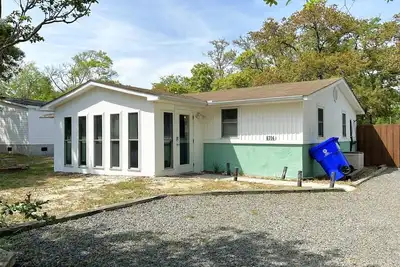 Image de 3br/2ba Home - Walk to Beach, Sunroom, Fenced In, Sleeps 8