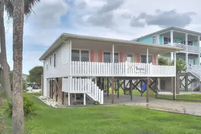 Image de 4br/2ba Home - 2nd Row, Ocean Views, Walk to Beach, Firepit Sleeps 8