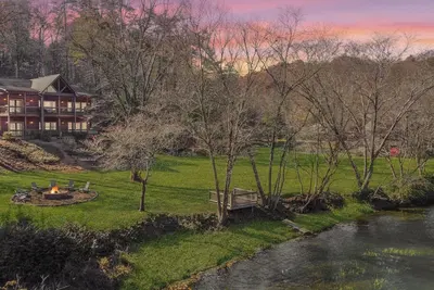 Image de Located on the Toccoa River ~ 4 miles to downtown Blue Ridge ~ Hot Tub!