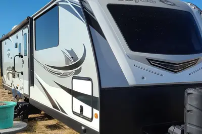 Image de \"Off-the-grid\" Jayco 32kbs White Hawk camper trailer