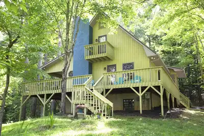 Image de Tree LoFT! 15 Min to Ashvlle, Cozy Gas Fireplace, Wrap-around Deck, Great WiFI