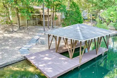 Image de Lake Cortez Lakefront Sleeps 10 in Hot Springs Village featuring 8 Golf Courses