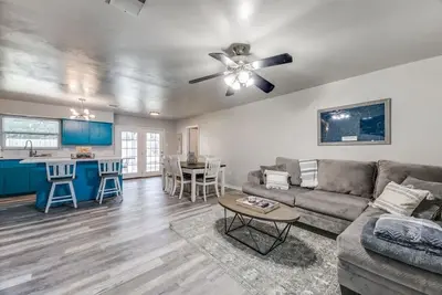 Image de Cozy 6 Bed Home Blocks to Main Street I Minutes to Wine Trail!