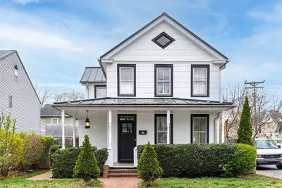 Image de Stay \"Around the corner\" from Annapolis hot spots with new King bed, fenced-in yard and parking