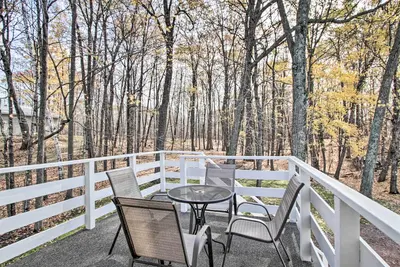 Image de Pet-Friendly New Auburn Apt w/ On-Site Lake!