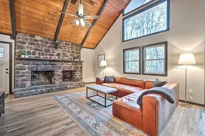 Image de Game Room, Fire Pit & Deck: Spacious Poconos Home!