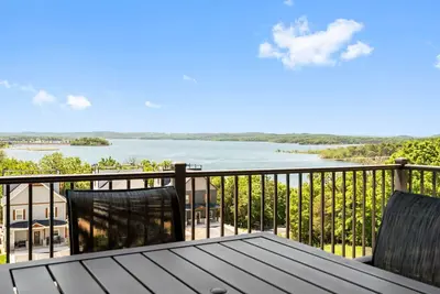 Image de Relaxing Lake View from Sunroom and Balcony! Exquisite Condo at the Majestic at Table Rock