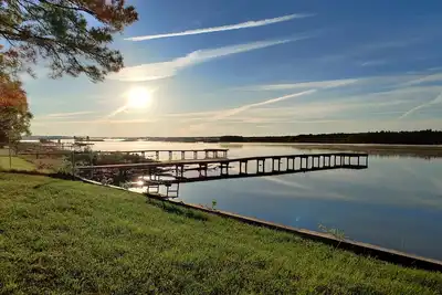 Image de Whispering Pines on Lake (Woods\/Hot Tub\/Lakefront)