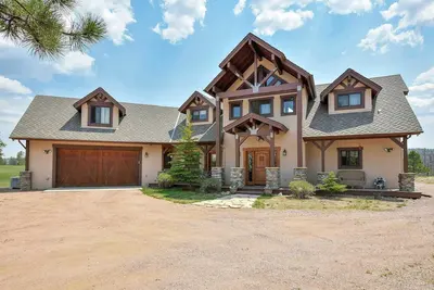 Image de Idyllic Florissant Cabin w/ Patio & Hot Tub!