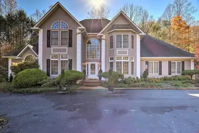 Image de Million-Dollar Estate by Downtown Franklin!