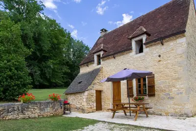 Image de Maison isolée avec piscine au cœur du Périgord Noir, près de Sarlat et sites historiques