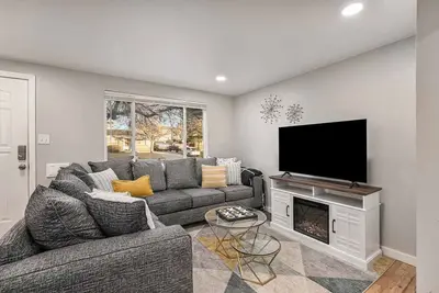 Image de Modern Retreat | Yoga Rm | Vast Yard | Near Denver