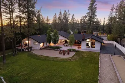 Image de Hideaway Estate. New Landscaping and Paint Job. Games. Bbq. Huge Backyard. Ac.