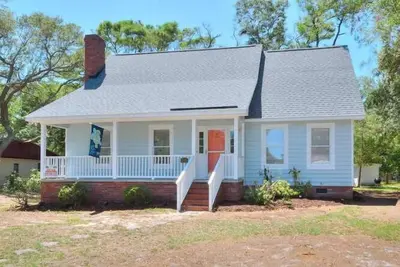 Image de Absolutely Beautiful 3 Br/2. 5 Ba Beach Cottage-1 Minute to Beach-Pets-Sleeps 8