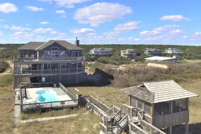 Image de Surf Views from this Beautifully maintained Oceanfront