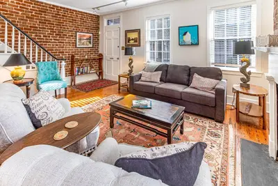 Image de Bright, Historic Row Home w/ Charming Courtyard by Lucky Savannah