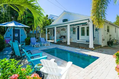 Image de Vintage Cottage:  Pool and Walk to Beach, Pine Ave Shops