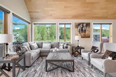 Image de Luxury + Hot Tub + Close to skiing – Chalet Memoire