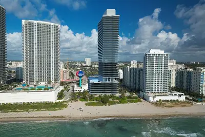 Image de Hollywood beach apartment on the beach the biggest in the building all new
