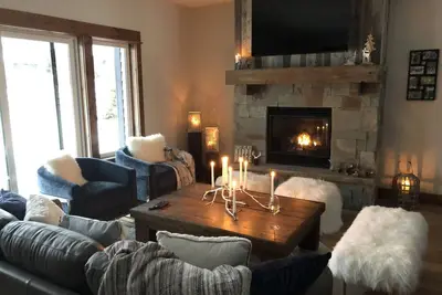 Image de New Lower Rates! ! Luxury Mountain Home Town Center Area Skiing Hiking Yellowstone