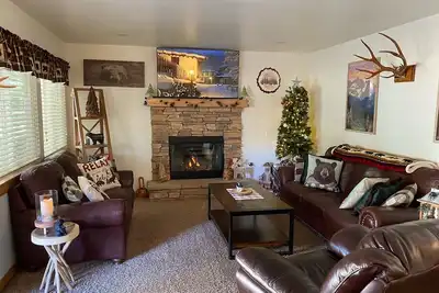 Image de Big Bear Dream Cabin, Jacuzzi, Comfy Beds, Big TVs