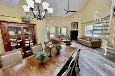 Image de Falcon Meadows 4 Bdrm 3 Ba Condo Sleeps 12! Indoor Pool Open All Year! Cozy Loft