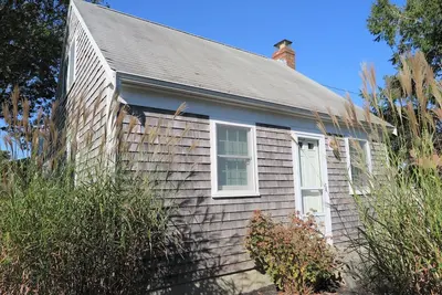 Image de New Listing - Walk to the Beach!