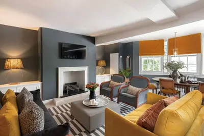 Image de Art Deco Apartment in vibrant city neighbourhood with private parking space