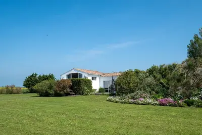 Image de Maison de famille donnant sur le Golf et le Fier d'Ars dans un parc de 7500m2