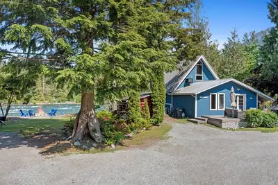 Image de Riverfront A-Frame Cabin/Chalet on 1 acre sleeps 10 - paradise. . .