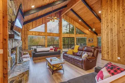 Image de Summit Cabin! Stunning home Loaded with amenities!