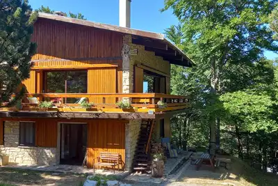 Image de Chalet 100 m2 sur deux niveaux avec cheminée et de belles baies vitrées