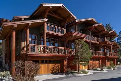Image de Grand 4 bdrm Plus Den Townhome with private spa at the lifts