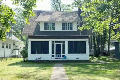 Image de Lakehouse close to wine tasting, breweries, canoeing, color tours, and fun.