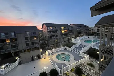 Image de Bright and sunny condo steps from the beach