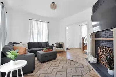 Image de Farmhouse Stunner - 5 min drive to Tiaa Bnk Field!