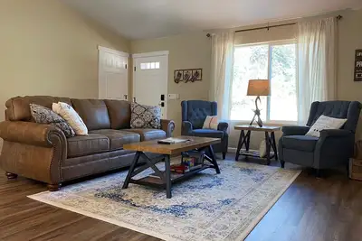 Image de Oak Knoll Cottage - A Stone's Throw from Downtown, Ideal for Fishing & Hiking!