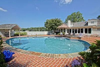Image de Beautiful custom home on 1. 5 acres with large heated saltwater pool and spa!