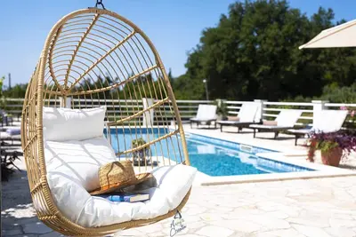 Image de Charming 5-Br villa for 10 with swimming pool surrounded by nature
