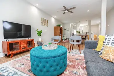Image de 3 story 4 Bedroom Jungalow Themed House!