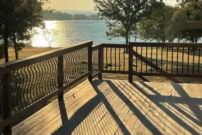 Image de Gorgeous 3 story lake Texoma home on the water!