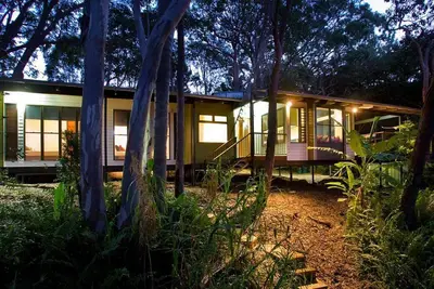 Image de 2 Bedroom Deluxe Lakehouse - Lakefront Retreat minutes from Noosa