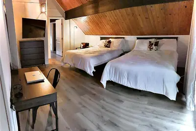 Image de Warm & Cozy 2-bedroom Cabin with a King Size Bed And 2 Queen Beds