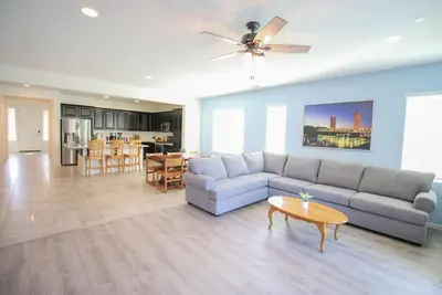 Image de Spacious Modern 4-bedroom Home in New Development