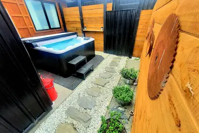 Image de Beautiful modern home + Hot Tub 🔥 Mountain views 🏞 Superking beds