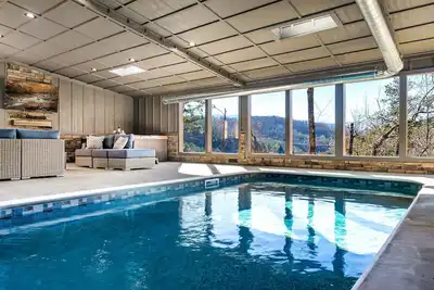 Image de Heated Large Indoor Pool, Views, Firepit, Location! 6BRCabin-sleeps 20 Game Room