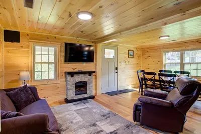 Image de A Modern Rustic Chalet with Hot Tub! Near Hershey, Pa